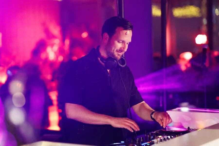The Rhythm Collective Dj Mr Bowi aan het draaien