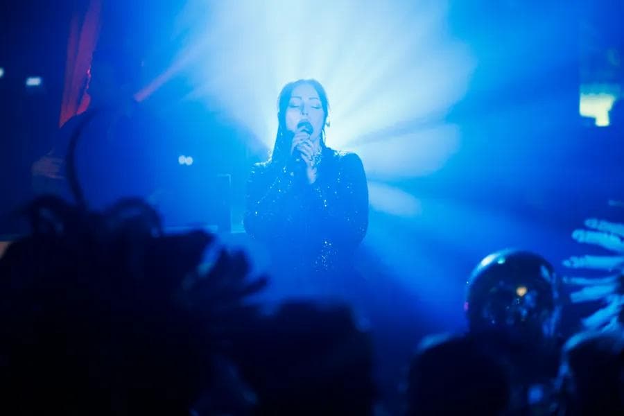 The Rhythm Collective zangeres Jackie Lou op het podium