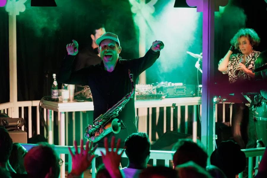 The Rhythm Collective met saxofonist Saxojoe en het publiek