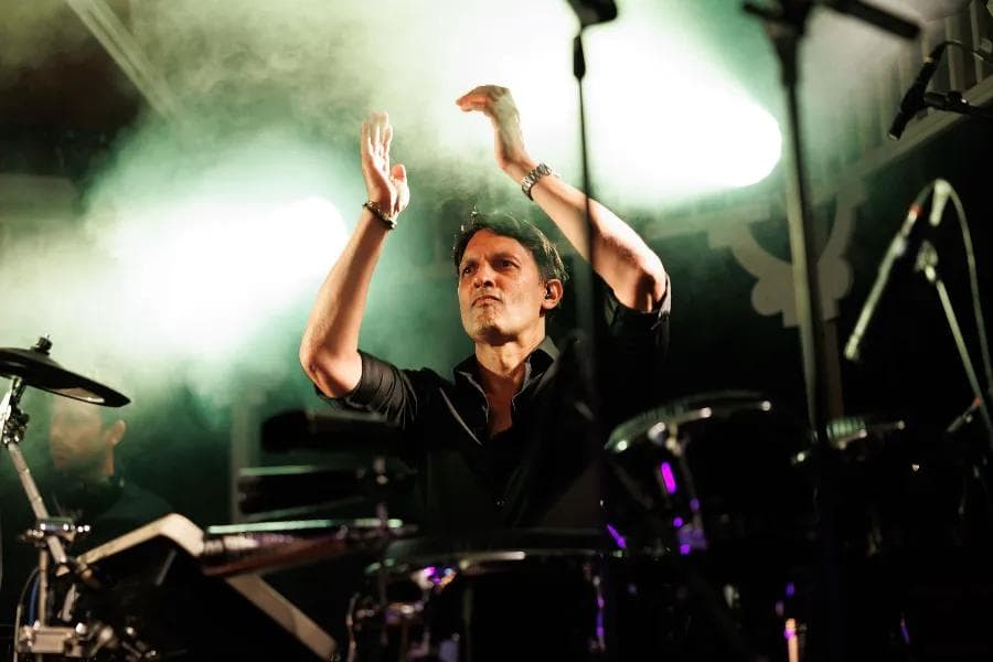 The Rhythm Collective met percussionist Mohan op het podium